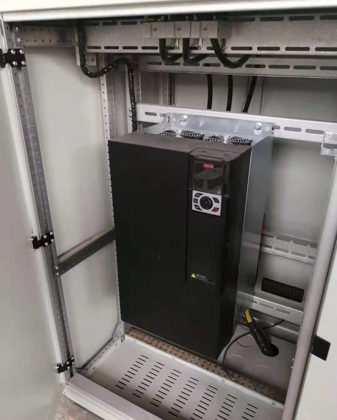 88038威尼斯检测变频器利用白银市某泵房(图1)